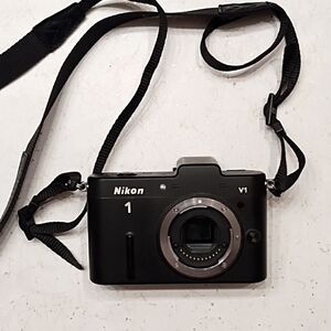 Nikon 1V1 digital camera (body only)